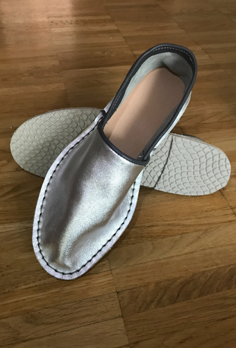 Handgenähte Espadrilles in vielen Farben.