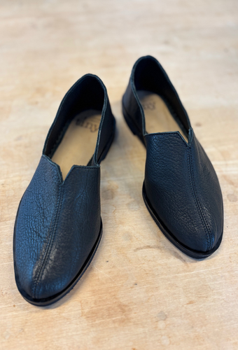 Bequeme, handgemachte Schlüpfschuhe.