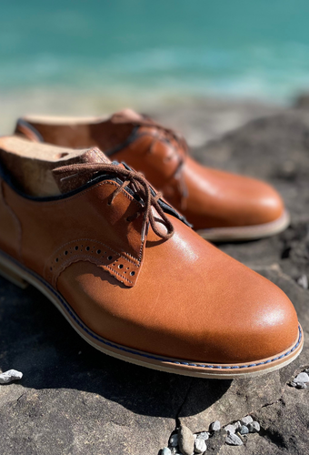 Derbyschuhe mit blauen Details.