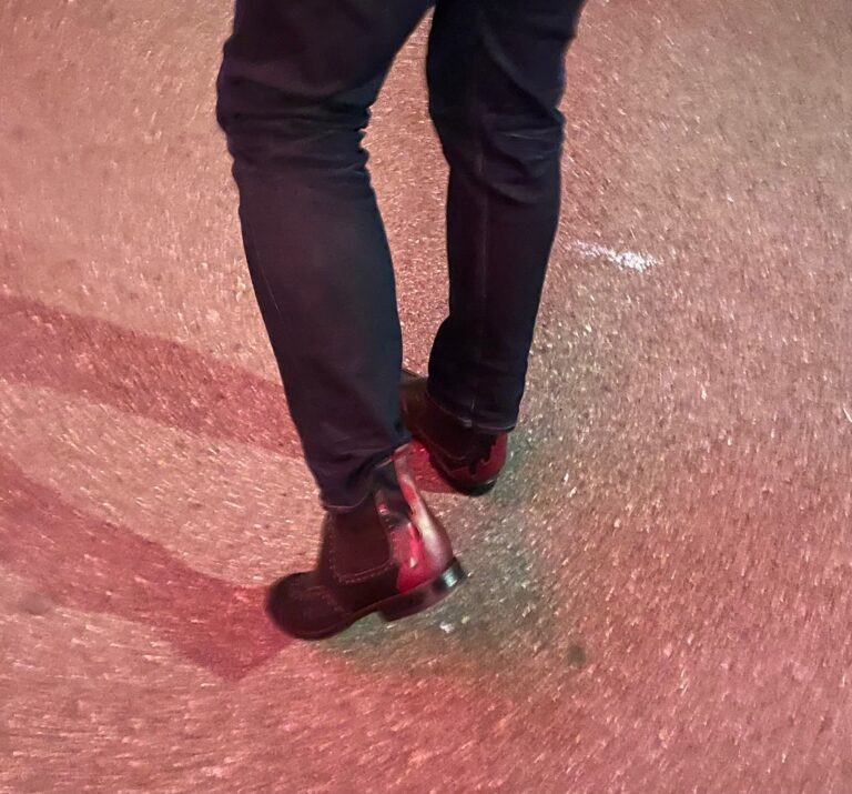 Handgemachter Chelsea Boot für Herren mit roter Flamme.