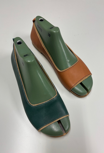 Einfache, leichte Sommersandale für Damen in verschiedenen Farben.