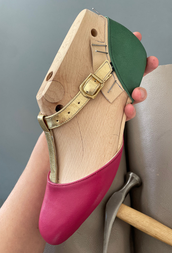 Damensandale in Gold, Pink und Grün.