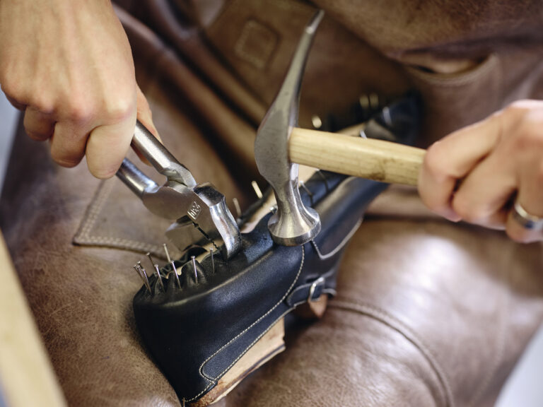 Wie der Massschuh entsteht: Der Schaft wird auf den Leisten gezwickt.