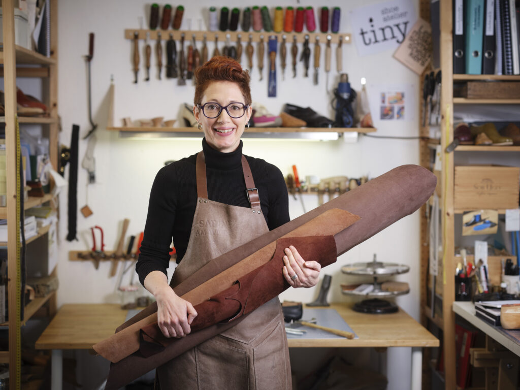 Massschuhmacherin Sabine Walther stellt in Zürich von Hand Schuhe her.