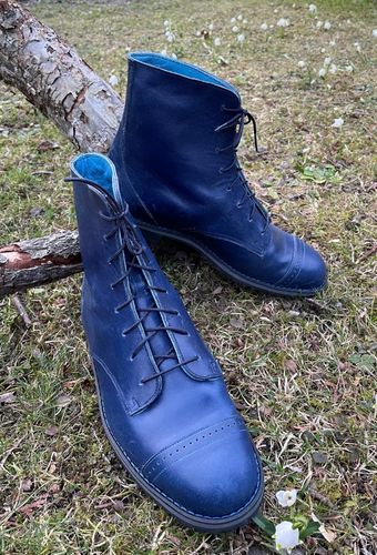 Dunkelblaue, handgemachte Damenboots aus dem tiny shoe atelier.